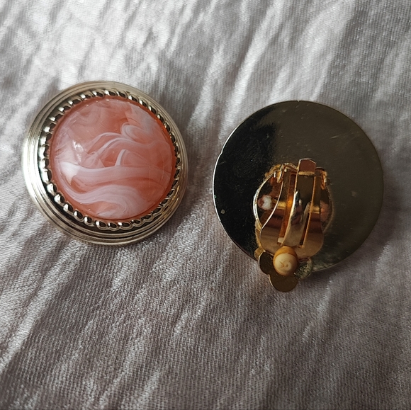 Light Weight Vintage Peach Swirl Gold Tone Clip Earrings EUC - Picture 7 of 8